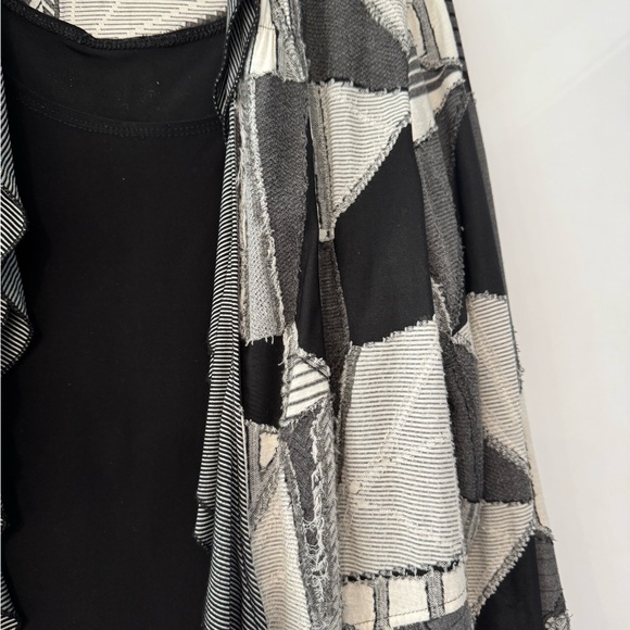 Patchwork black/white / gray throw jacket!
Ruffled front, handkerchief hem. - Picture 2 of 6